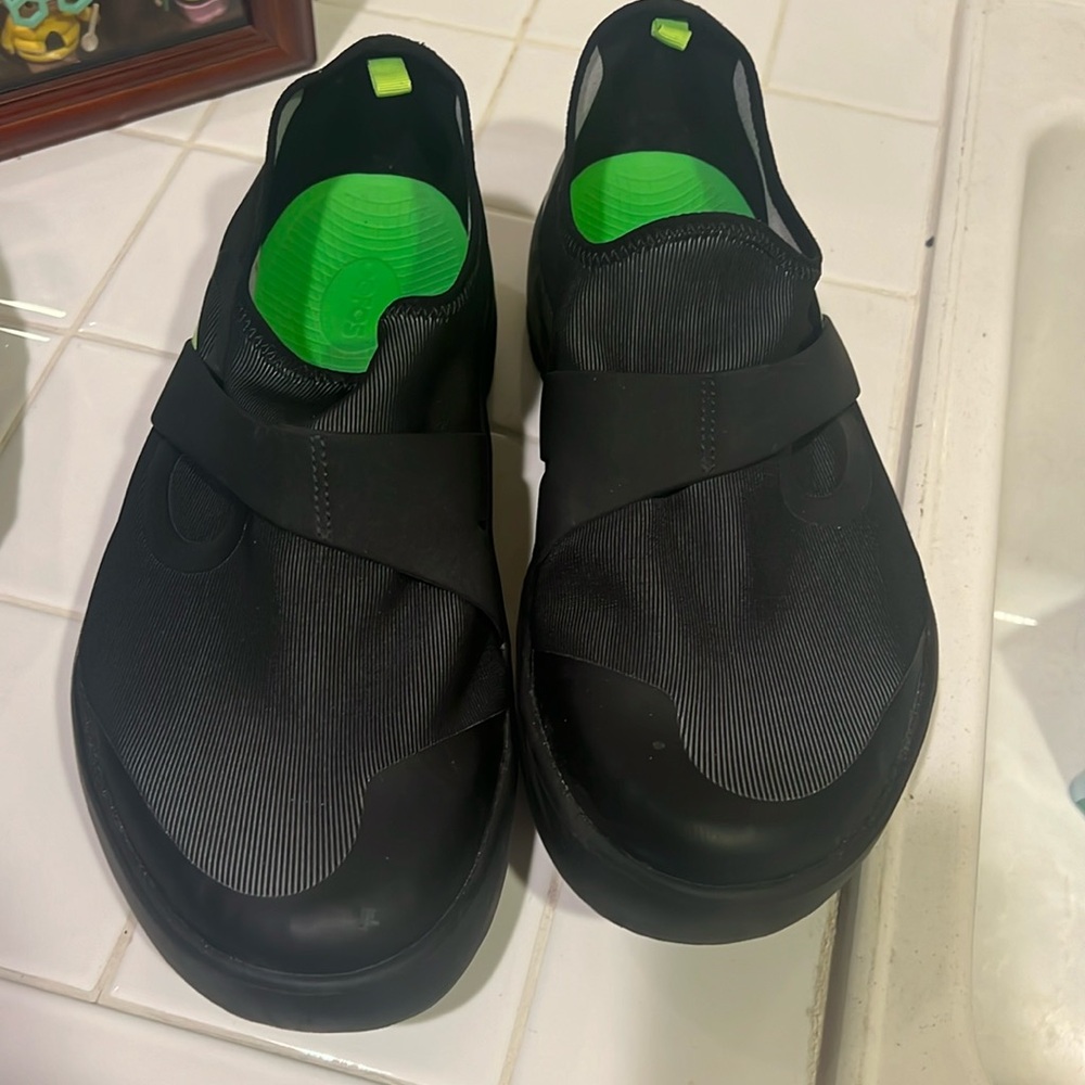 Men Oofos recovery shoes size 11 new